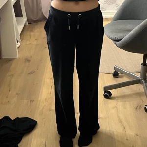 Svarta juicy couture - Snygga svarta juicy couture och fickor med knappar bak. Perfekta för en avslappnad stil. Använda typ 3 gånger. Kostade 800 kr när jag köpte dom. Dom är super mjuka och sköna! Hör av er vid intresse ☺️😍