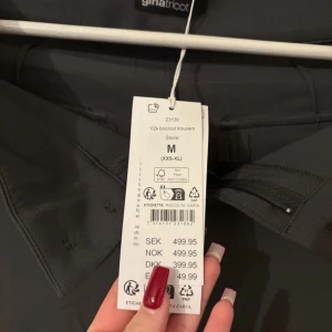 Grå bootcut byxor från Gina Tricot - Snygga grå bootcut byxor från Gina Tricot i en stilren design. Byxorna har en modern passform med en lätt utsvängd bootcut-stil. Perfekta för en trendig look.