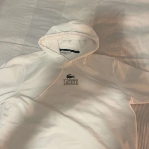 Vit hoodie Lacoste - Riktigt fint skick (9/10) Storlek L men passar mer M. Köpt för 1200 på rabbat från 1700 på lacostes hemisda. Den är i bra skick och därför är mitt pris 999