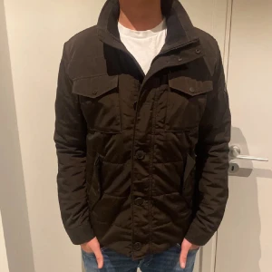 J Lindeberg jacka  - Säljer nu denna j.Lindeberg, storlek L (passar även M). Jackan är i nyskick, 9/10. Nypris ligger runt 4000kr. Tveka inte på att höra av dig vid minsta fundering