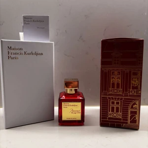 Maison Francis Kurkdjian Baccarat Rouge 540 Extrait de Parfum - Lyxig parfym från Maison Francis Kurkdjian, Baccarat Rouge 540 Extrait de Parfum. Flaskan är elegant i röd med en gyllene kork och etikett med 70ml.                                                          Förpackningen är stilren och matchar flaskans exklusiva design. Perfekt för den som söker en sofistikerad doftupplevelse.         Pris går att diskutera