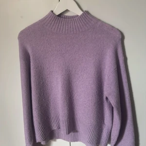 Lila stickad tröja - Säljer en jättesnygg ljus lila stickad tröja från uniqlo💜Perfekt till alla årstider. Den har används några gånger och är lite nopprig. Men nopprar och tvättar av den innan den skickas. Kom privat för fler bilder💜