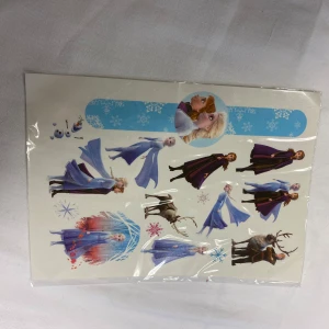 Frost Barn Tatuering  - Innehåller karaktärer som Elsa, Anna, Olaf och Sven i olika poser. Perfekt för att dekorera anteckningsböcker eller andra ytor med ett magiskt vintertema. 3 år + , finns fler kvar. Samma frakt 