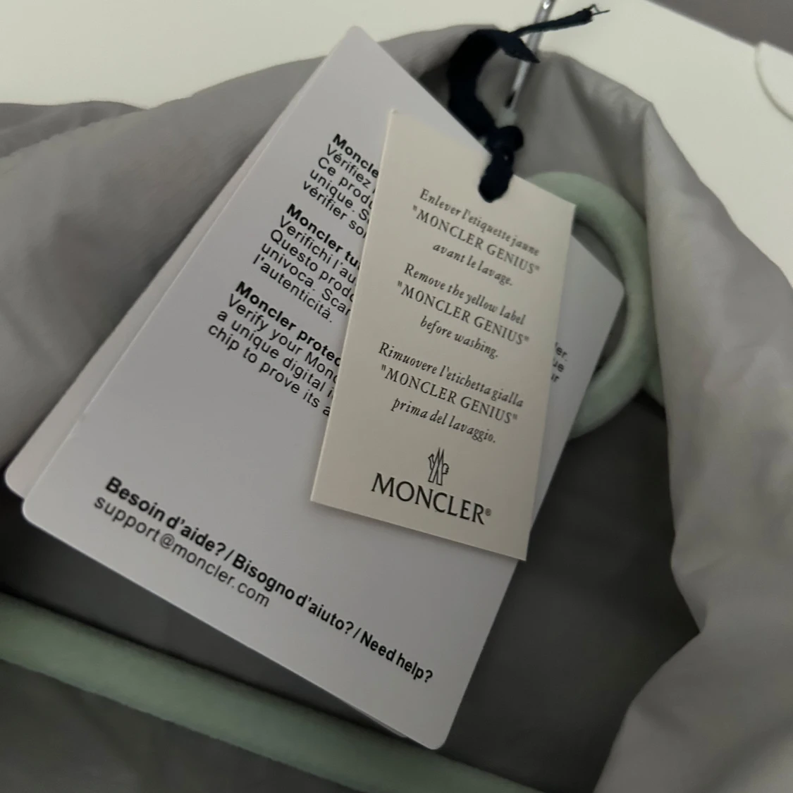 Grå regnjacka från Moncler - 2