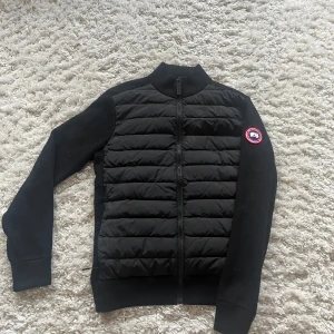 Canada Goose Hybridge  - Canada Goose Hybridge jacka i storlek S. Lite nopprig på ryggen annars fint skick.