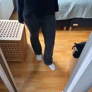 Svarta bootcut jeans - Snygga svarta bootcut jeans med dragkedja och knapp framtill. Jättesnygga bakfickor. Storlek 40