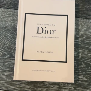 Lilla boken om Dior - En fascinerande bok om Christian Diors väg till modevärldens absoluta höjder. Den berättar om hans inflytande på mode och hans ikoniska stil. Perfekt för modeintresserade och de som vill veta mer om Diors historia.
