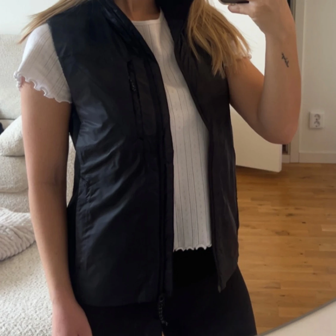 Svart väst från Peak Performance - 1