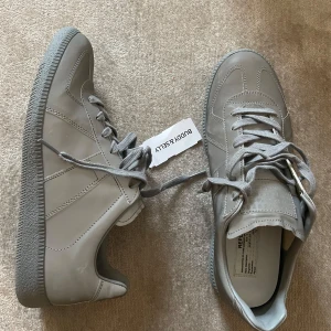Maison Margiela Gats - Maison Margiela Gats i storlek 40 (ganska stor i storlek, har själv 41 men kan ha dessa) - Skorna är i grå färg samt reflekterar lite i mörkret (se sista bild) - Köpta hos Buddy&Selly som äkthetsverifierar alla sina pordukter‼️(Tagen kvar) 