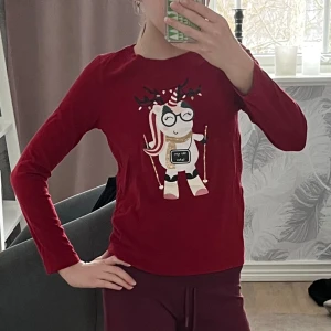 Röd långärmad tröja  - Säljer en röd långärmad tröja från H&M med ett gulligt enhörningsmotiv och texten 'ski you later'. Perfekt för vintern med sitt lekfulla tryck. Tröjan har en normal passform. Man kan ha den som vanligt tröja och en sovtröja. Kostade 160 kr när jag köpte den. Jätte fin och jätte skön. 😍