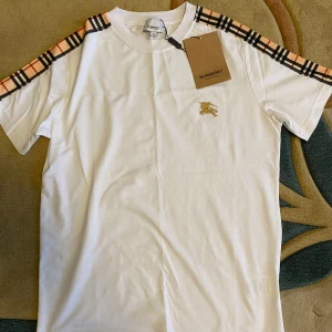 Burberry T-shirt - Helt ny. Storlek XXL men den passar som L och XL