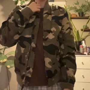 Militär Jacka - sparsamt använd 