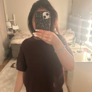 Vinröd tröja - Säljer en stilren vinröd tröja med korta ärmar. Perfekt för en avslappnad look. Passar bra till både jeans och kostym. Pris kan diskuteras 💞