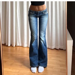 Blå bootcut jeans från Only - Vintage jeans från only, midja 38 och innerben 78. Passar någon runt 160-165 skulle jag säga💞