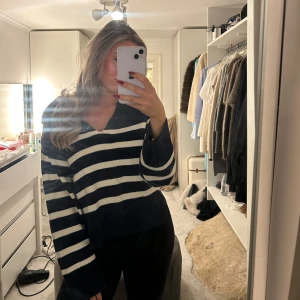 Randig stickad tröja - Säljder denna mysiga stickade tröja från gina tricot💙🤍