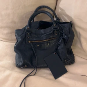 Medium balenciaga city bag! - Blå medium balenciaga city bag köpt från vestarie💕Bra skick och väldig snygg everyday bag!!🩷Pris kan diskuteras och skicka privat för fler bilder💕💕