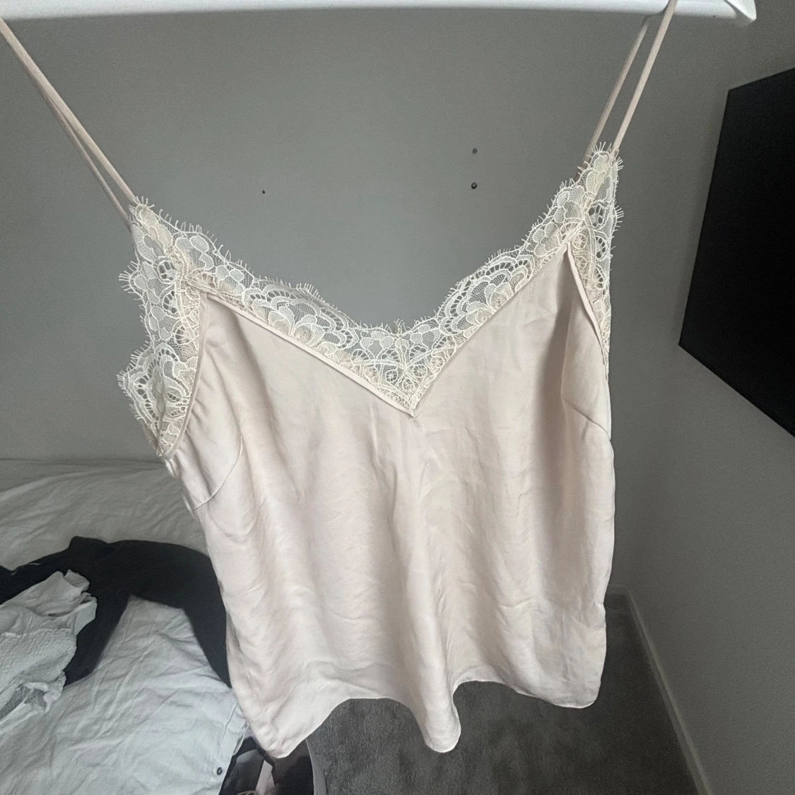 Beige linne med spetsdetaljer