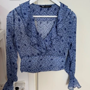 Blå mönstrad blus - Säljer min sjukt snygga blåa blus ifrån Zara!!!!!