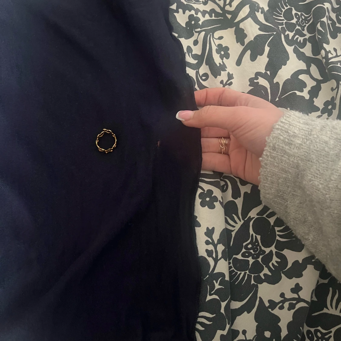 Mörkblå långärmad topp med spetsdetaljer - 2