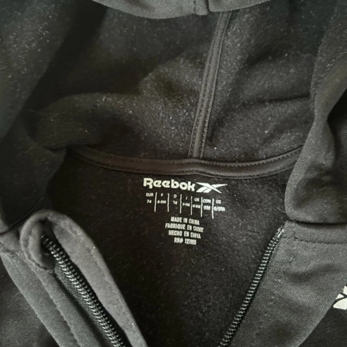 Svart hoodie från Reebok med röda detaljer - 2