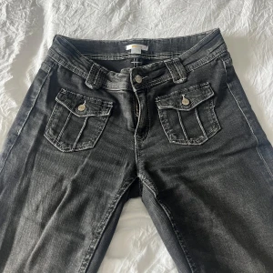Svarta jeans med fickdetaljer - Svarat jeans från Gina Tricot men fickor där fram💕Dom är knappt använda! Skriv för fler bilder. 