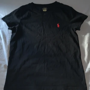 Polo Ralph Lauren T-Shirt - Pol ralph lauren tshirt. Det står att det är S men den sitter som en XS . Svart med röd häst. Sprillans ny endast testat. Finns även i Vit i min profil!