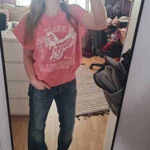 Rosa kortärmad tröja - Säljer nu en Jättefin rosa tröja. Den är från Bikbok och storlek S, dock ganska stor i storleken. Svaga fläckar på framsidan (se sista bilden) men de syns knappt. Pris går att diskutera!💞