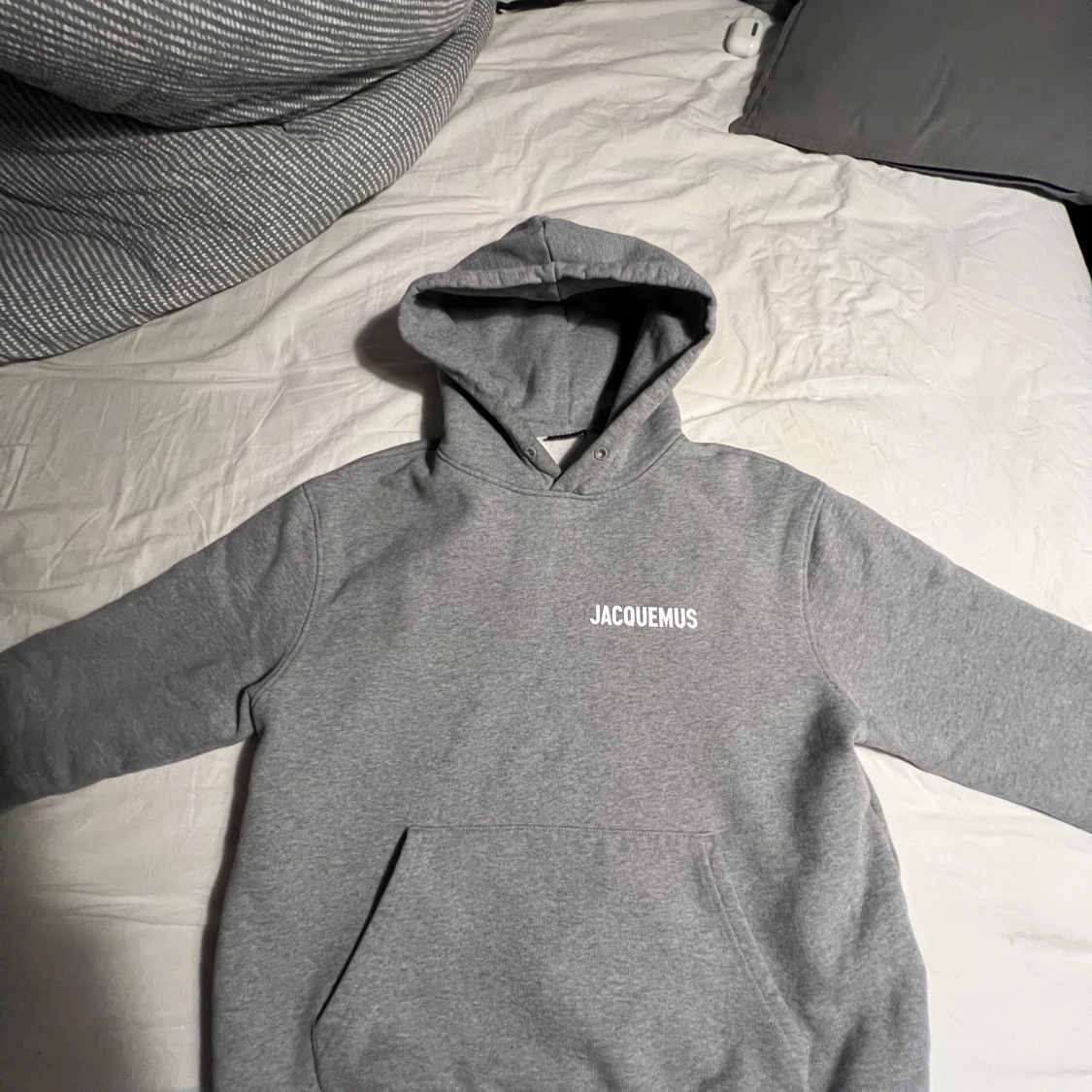Grå hoodie från Jacquemus
