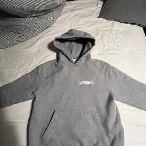 Grå hoodie från Jacquemus - Säljer en stilren grå hoodie från Jacquemus. 9/10 i skick inga fläckar eller märken, den är storlek XS men sitter som en baggy S, jag är 180cm och den sitter perfekt