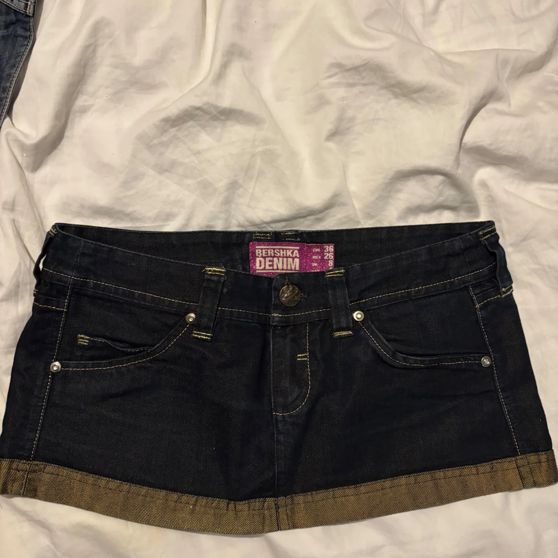 Mörkblå jeanskjol från Bershka