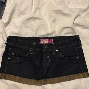 Mörkblå jeanskjol från Bershka - Snygg mörkblå jeanskjol från Bershka. Kjolen har en kort längd och låg midja. Snygg och unik 