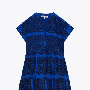 Blå kortklänning från Zara - Säljer en snygg blå kortklänning från Zara med ett blommigt mönster. 