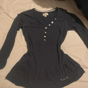 Mörkblå långärmad topp - Söt topp med knappar och skönt tyg
