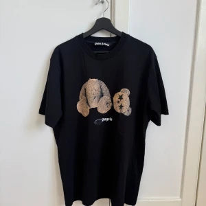 Palm Angels T-shirt - Palm Angels Spray Bear T-shirt  Fin kvalitet. Storlek XXL men är mindre i storleken, så passar M/L för en oversize fit.  Inga defekter.