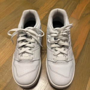 New balance 550 - Ett par new balance 550 endast använda vid två tillfällen. Storlek 39,5. Skorna är unisex och passar alla.