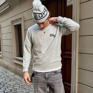 Stickad tröja från naked collection  - Säljer den här riktigt feta stickade tröjan från märket naked collection i perfekt skick, bara använd ett par gånger. Tröjan är limited edition och därmed svår att få tag på för det inte säljs mer😎 om man har några frågor så är det bara att fråga👌