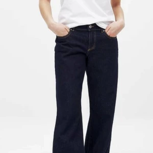 Söker dessa jeans från NA-KD - Söker dessa jeans från NA-KD i storlek 38/36! Skirh om ni vill sälja!