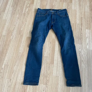 Blå Lee jeans - Snygga blå jeans från Lee i passformen luke med en klassisk design. De har en normal passform och är tillverkade i ett slitstarkt denimtyg. Perfekta för en avslappnad stil i storlek 32/32! Bara att höra av sig vid frågor!🤝🏽