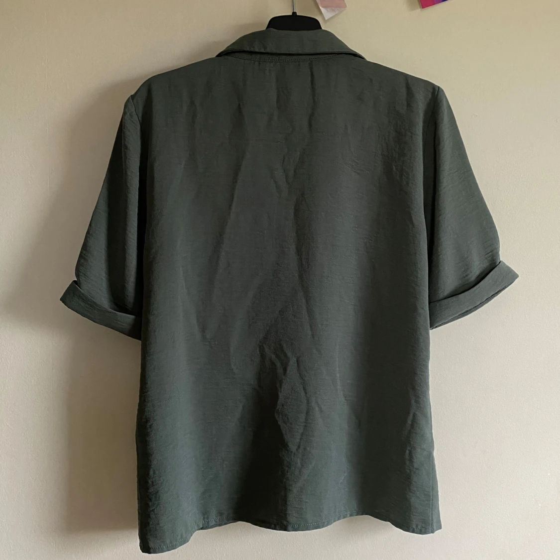 Grön kortärmad skjorta med knappar - 2