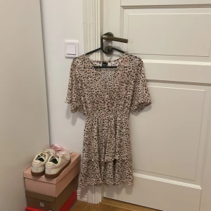 Leopardmönstradklänning från Gina Tricot - Säljer en söt leopardmönstrat klänning i storlek XS från Gina🩷🩷 pris går att diskutera💞💞