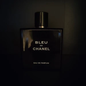 Bleu de Chanel Eau de Parfum - Elegant och tidlös parfym från Chanel. Flaskan är stilrent designad i mörkblått glas med en svart kork. Doften är maskulin och sofistikerad, perfekt för den moderna mannen. Innehåller 100 ml. (Kartong ingår)