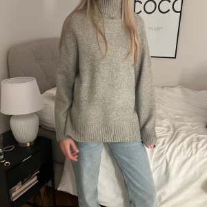 Grå stickad polotröja - jätte snygg polo från zara i helt nyskick!💞