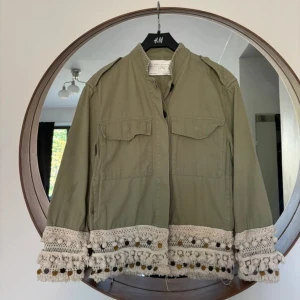 Olivgrön jacka med spetsdetaljer  - Jättefin vårjacka från Zara  som tyvärr inte passar mig! 