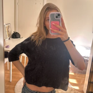 mörkblå stickad tröja - jätte söt trekvartsärm tröja som har fluffigt tyg från soaked in luxury! Passar perfekt till våren och är super bekväm, inga defekter och knappt använd!