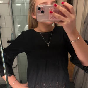 Trekvartsärmad blus - Snygg trekvartsärmad blus med ”spets” volanger!! Använd ett par gånger men i fint skick 💞💞