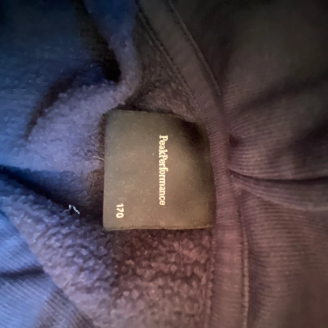 Mörkblå Peak Performance hoodie - 4