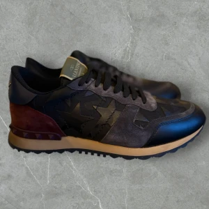 Valentino Rockrunner  - Valentino Rockrunner | skick 9/10 | Storlek 41 ( passar även 42) | nypris 9k, vårt pris 1449 kr | Endast skorna ingår | skriv om ni har funderingar etc! // M&M fashion 🙌🏼 