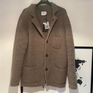 Gran sasso cardigan - En cardigan från det exklusiva italienska märket Gran sasso. EXTREMT sparsamt använd. Perfekt plagg för en mer casual look. Hör av er vid frågor || MVH