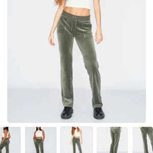 Gröna velourbyxor med snörning - Snygga gröna velourbyxor med snörning i midjan och fickor fram. Byxorna har en avslappnad passform och är perfekta för en chill look. De har en diskret logga broderad vid fickan. Bilder från deras hemsida! Exakt samma som jag säljer! 