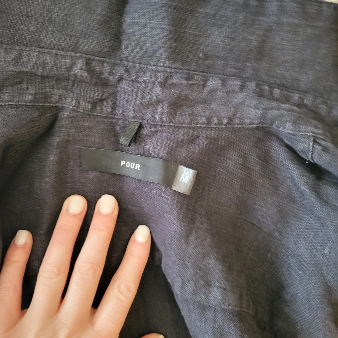 Mörkblå linneskjorta från Pour